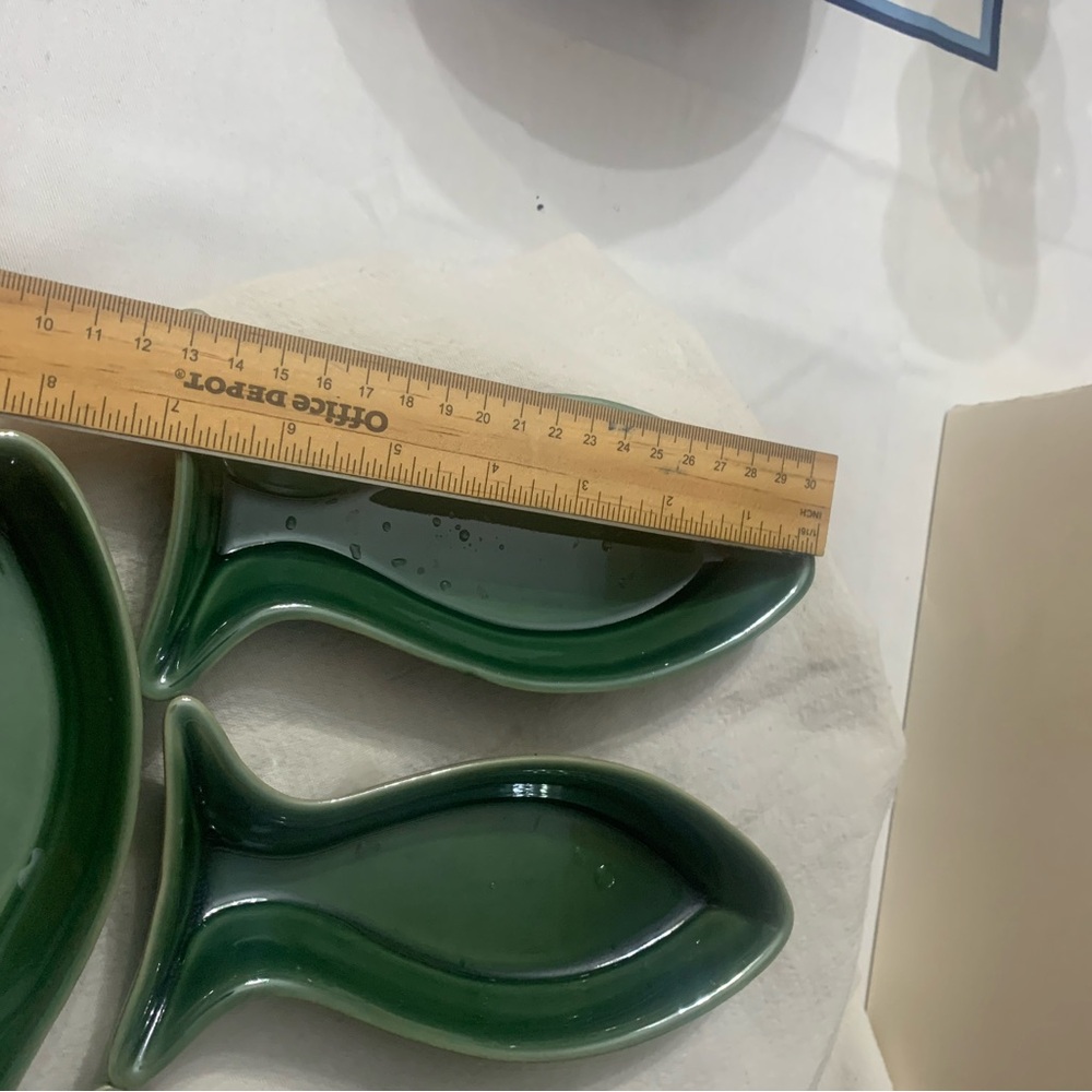 Elegant Green Fish-Shaped Ceramic Plates - Picture 2 of 6